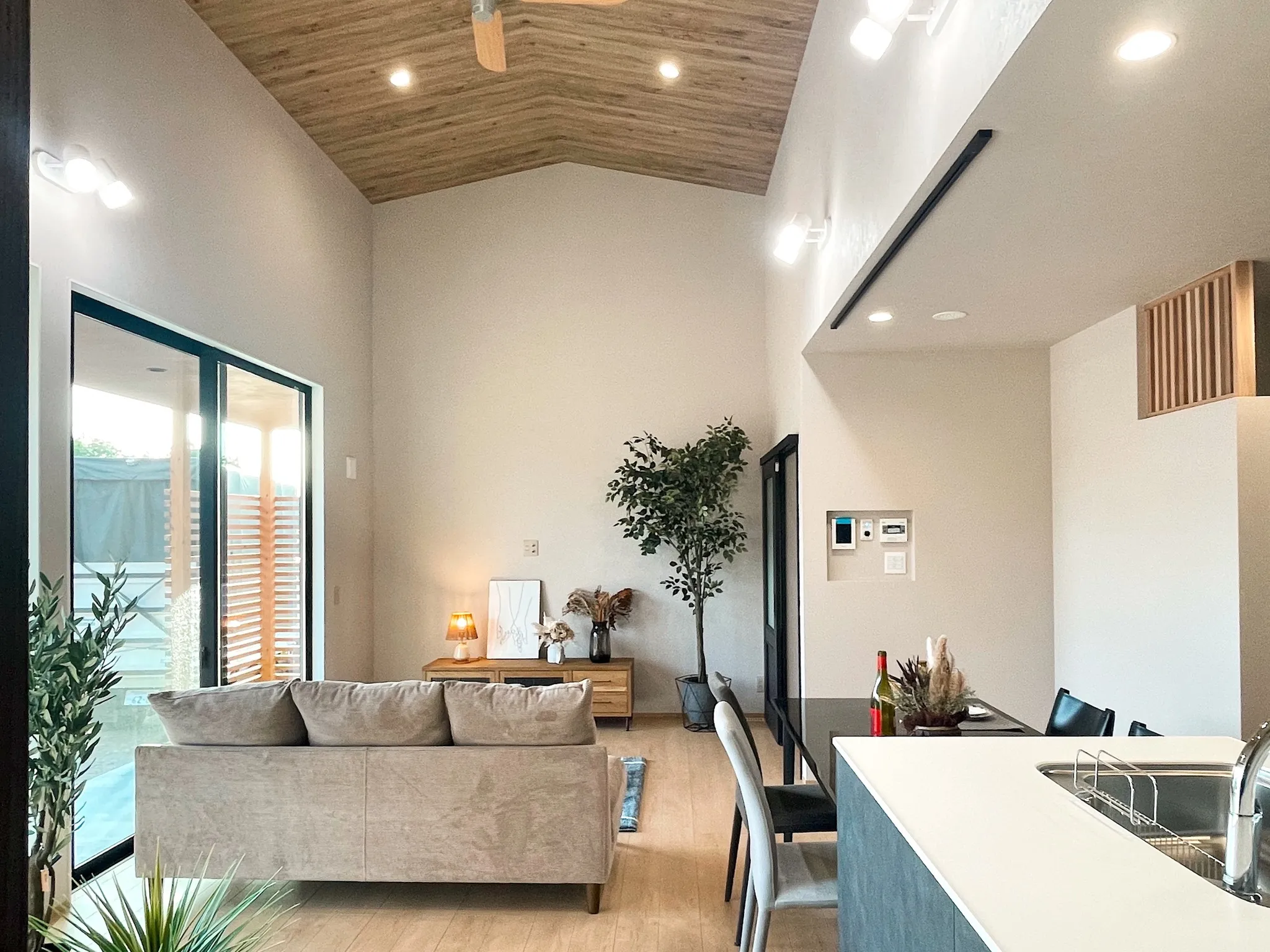 【納品事例】 福岡県上毛町の新築に家具・雑貨一式をコーディネ...