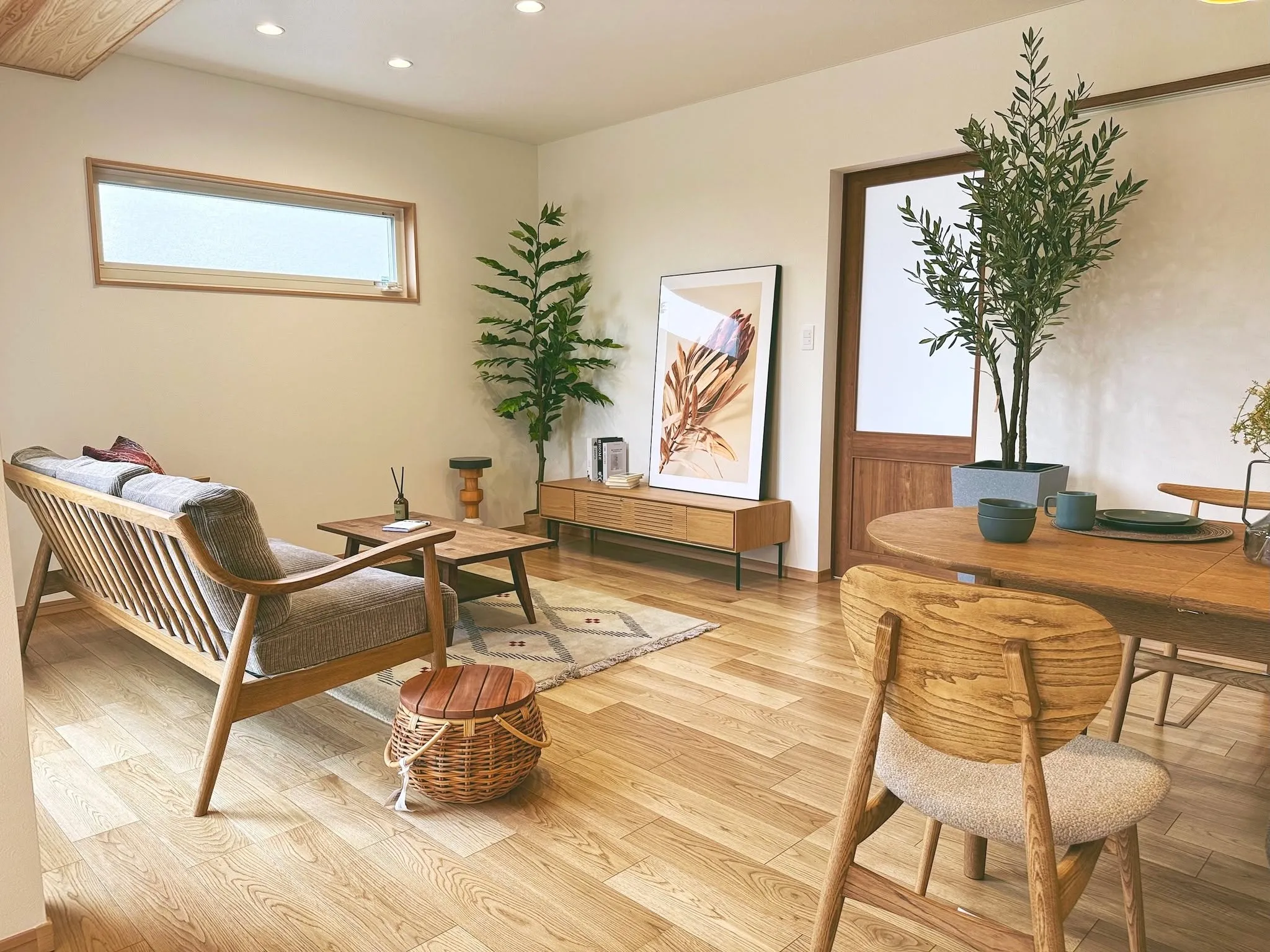 【納品事例】 中津市上如水の新築に家具・雑貨一式をコーディネ...