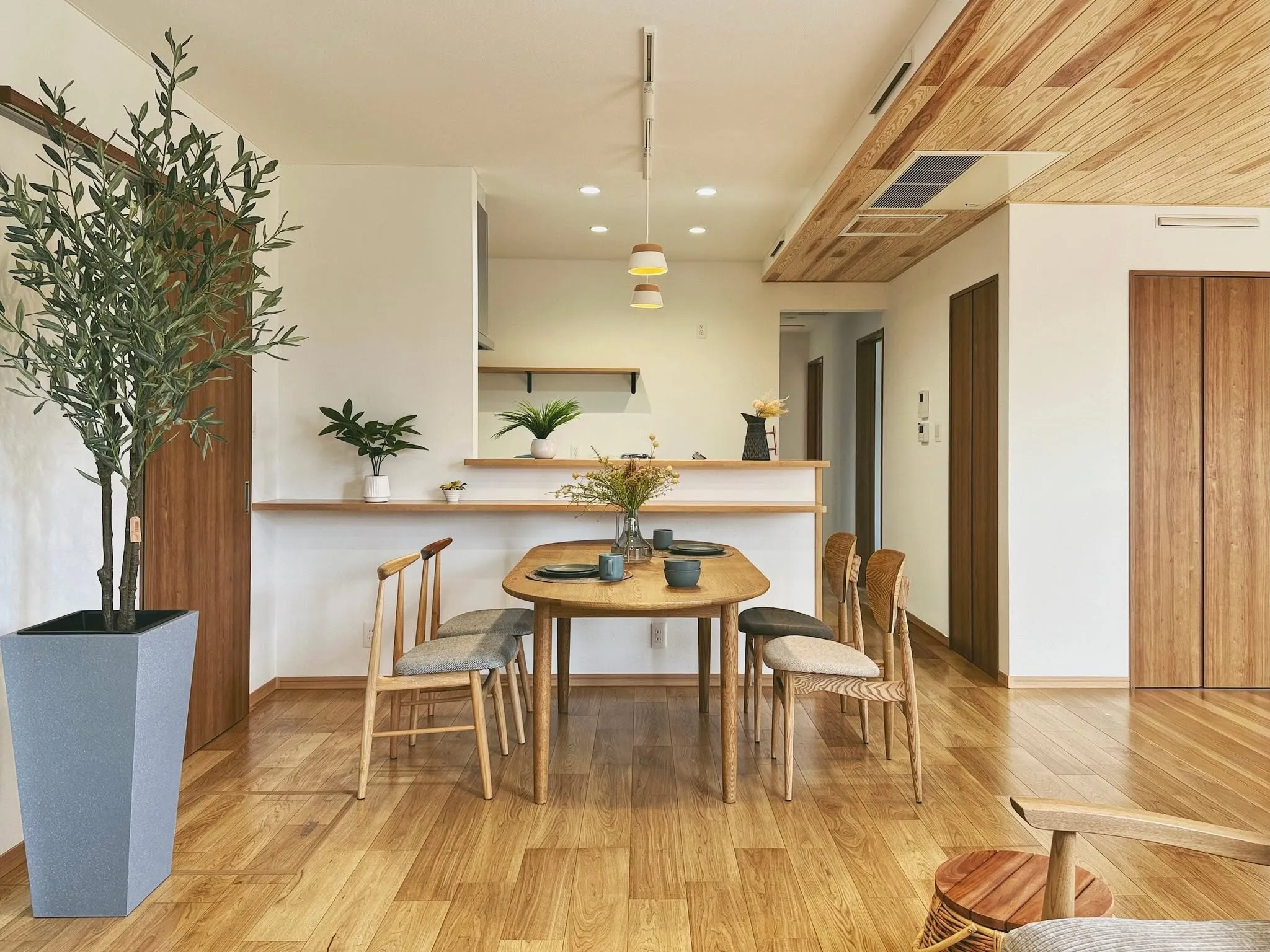 【納品事例】 中津市上如水の新築に家具・雑貨一式をコーディネ...