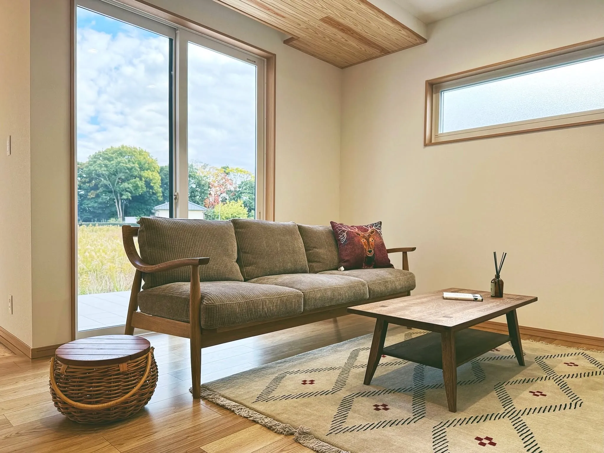 【納品事例】 中津市上如水の新築に家具・雑貨一式をコーディネ...