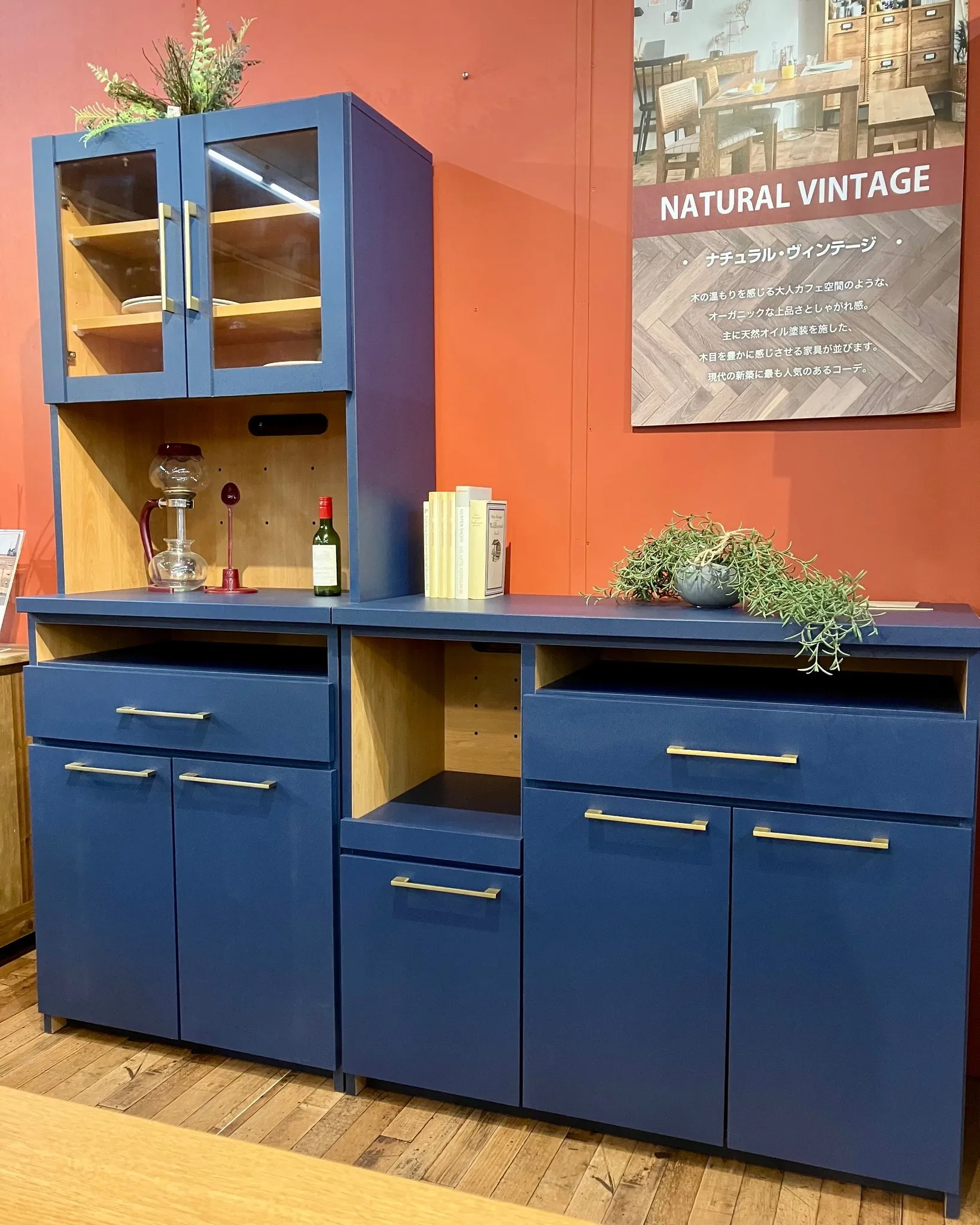 【新入荷】鮮やかな青が空間を彩るキッチンボード